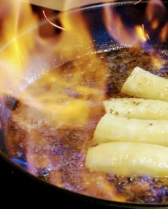 Bananen wurden erst nach dem Bürgerkrieg in Nordamerika eingeführt. Einige Jahrzehnte später, als der Konsum weit verbreitet war, wurde New Orleans zu einem wichtigen Zentrum für Bananenimporte aus Mittel- und Südamerika. Im Jahr 1951 forderte Owen Brennan seinen Küchenchef Paul Blangé mit einem ständigen Auge für Werbung und Werbung für seine Stadt heraus, ein Gericht mit der Frucht zu kreieren. Das dramatische, flambierte Ergebnis ist jetzt der am häufigsten bestellte Artikel auf Brennans Speisekarte; Es ist nicht ungewöhnlich, dass Gäste, die woanders gegessen haben, nur für ein Dessert von Bananas Foster anreisen. Das Gericht wurde nach Richard Foster benannt, einem Freund von Owen Brennan und dem Vorsitzenden der New Orleans Crime Commission, in der Brennan tätig war. 1